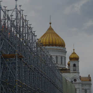 Под Патриаршим мостом завершилось строительство пешеходной зоны с амфитеатрами и лифтами