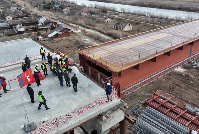 Завершена надвижка пролётов на правой половине моста через ВДСК