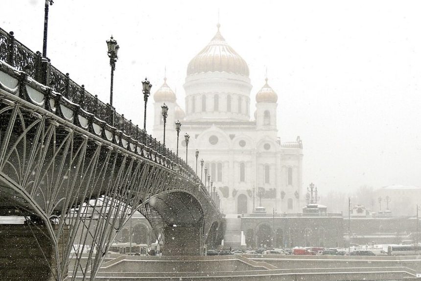 Патриарший мост очистили с помощью пескоструйной технологии